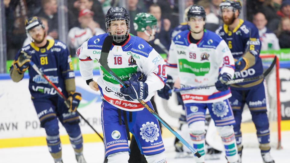 15-årige Mads Klyvø har givet prøver på sit enorme talent i de seneste kampe for White Hawks. <i>Foto: Henrik Bo</i>