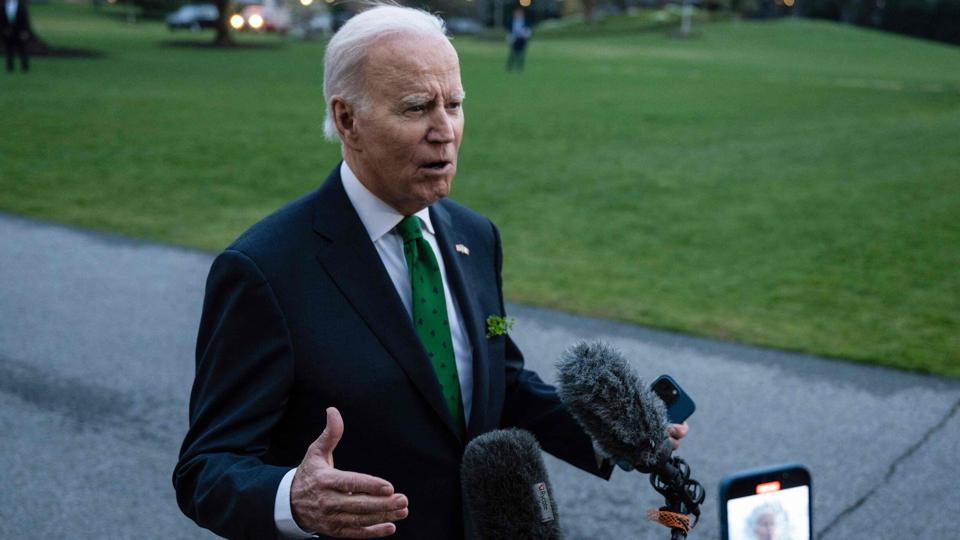Præsident Joe Biden talte med journalister i Det Hvide Hus fredag, inden han tog til Delaware, hvor han skal tilbringe weekenden. <i>Andrew Caballero-Reynolds/Ritzau Scanpix</i>