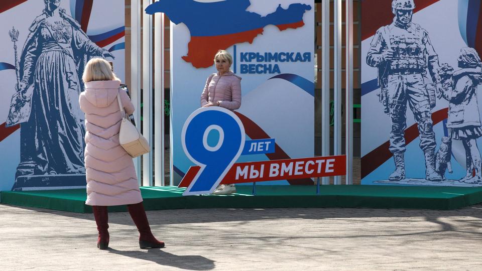 "Krim forår. Vi har været sammen i ni år". Sådan lyder det på en russisk plakat, der markerer niåret for Ruslands annektering af Krim-halvøen. <i>Alexey Pavlishak/Reuters</i>