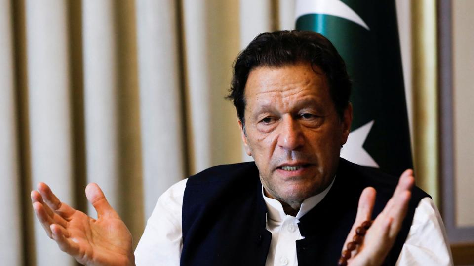 Den omstridte 70-årige politiker Imran Khan er i centrum i pakistansk politik på grund af omfattende uroligheder og protester. Han har nedsat komité, som skal lede hans parti, hvis han bliver fængslet. <i>Akhtar Soomro/Reuters</i>