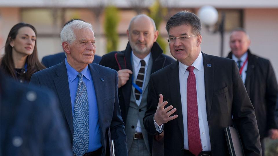 EU's udenrigsminister Josep Borrell (tv) og EU's særlige udsending til Kosovo og Serbien, Miroslav Lajcak, ved ankomsten til forhandlinger i Nordmakedonien lørdag med Serbiens og Kosovos respektive ledere. <i>Armend Nimani/Ritzau Scanpix</i>