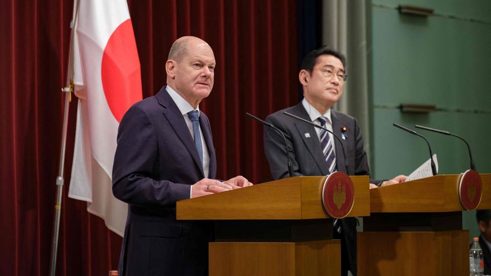 Den tyske forbundskansler, Olaf Scholz, har lørdag budt det velkomment, at Den Internationale Straffedomstol (ICC) har udstedt en arrestordre på Ruslands præsident, Vladimir Putin. Scholz fremsatte udtalelsen i Tokyo sammen med den japanske premierminister, Fumio Kishida. <i>Nicolas Datiche/Ritzau Scanpix</i>