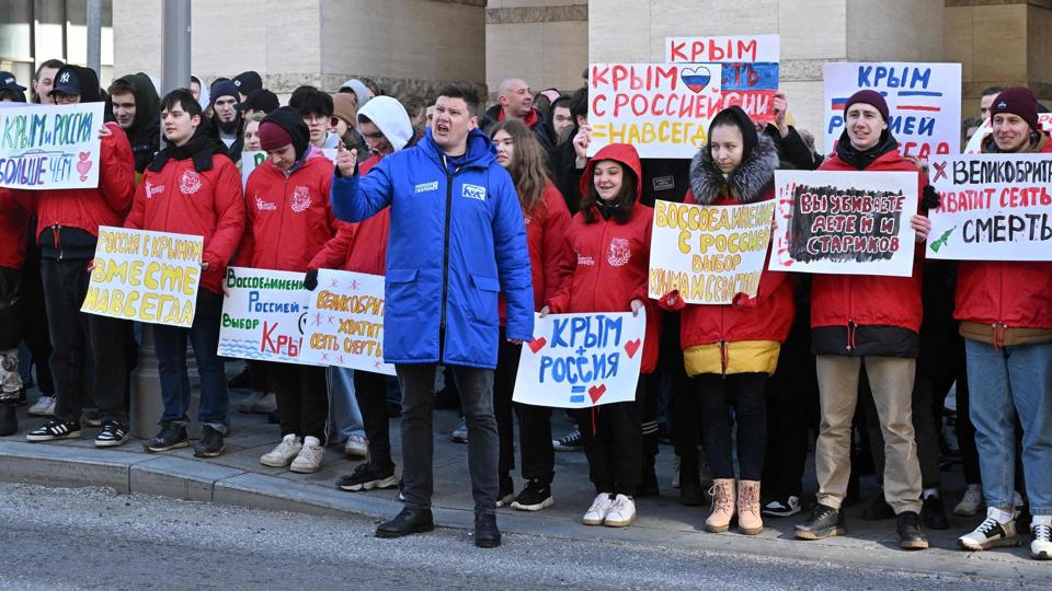 Unge Putin-tilhængere demonstrerede mod Vestens støtte til Ukraine foran den britiske ambassade i Moskva lørdag - på niårsdagen for Ruslands annektering af Krim. <i>Yuri Kadobnov/Ritzau Scanpix</i>