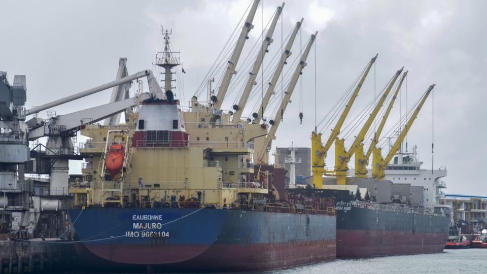 Fragtskibet "Eaubonne" har lagt til i havnebyen Mombasa i Kenya med lasten fuld af korn. Aftalen mellem Ukraine og Rusland sikrer, at især mange af verdens fattigste lande fortsat kan få leverancer fra en af verdens største eksportører af korn. (Arkivfoto) <i>Gideon Maundu/Ritzau Scanpix</i>