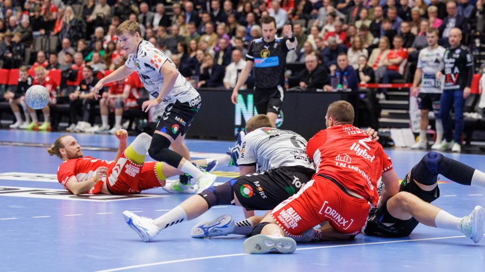Et billede, der var meget sigende for lørdagens nordjyske håndboldduel. <i>Foto: Henrik Bo</i>