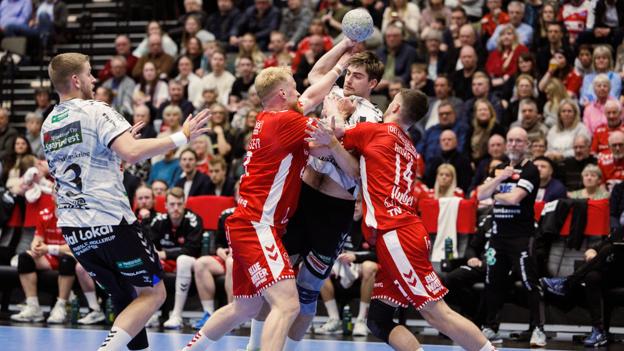 Hertil og ikke længere - ser René Antonsen og Mads Hoxer ud til at sige til Mors-Thys Marcus Midtgaard i lørdagens håndboldligakamp. <i>Foto: Henrik Bo</i>