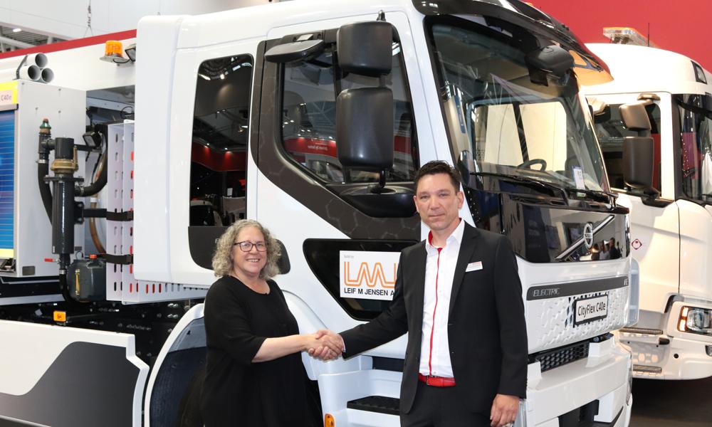 Smilene var store, da adm. direktør Lykke Meyer Jensen, LMJ A/S, og Jacob Grindsted, salgsdirektør i Bucher Municipal, gav hånd på levering af den første elektriske slamsuger i danmark. Bilen er en Volvo. Se den på messen. Smilene var store, da adm. direktør Lykke Meyer Jensen, LMJ A/S, og Jacob Grindsted, salgsdirektør i Bucher Municipal, gav hånd på levering af den første elektriske slamsuger i danmark. Bilen er en Volvo. Se den på messen.
