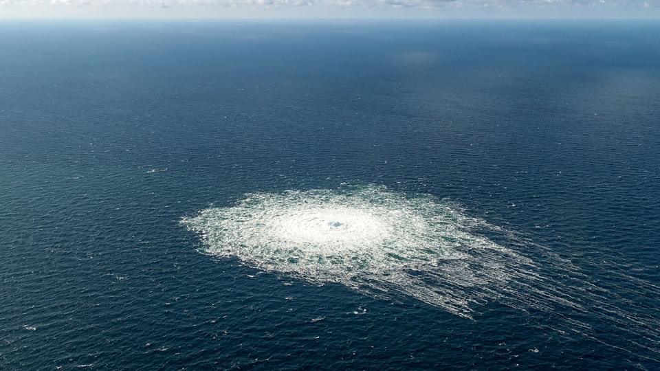 Det danske forsvar offentliggjorde den 27. september 2022 dette foto af gassen, der strømmer ud fra gasrørledningen Nord Stream 2 i Østersøen syd for Bornholm. <i>Handout/Ritzau Scanpix</i>