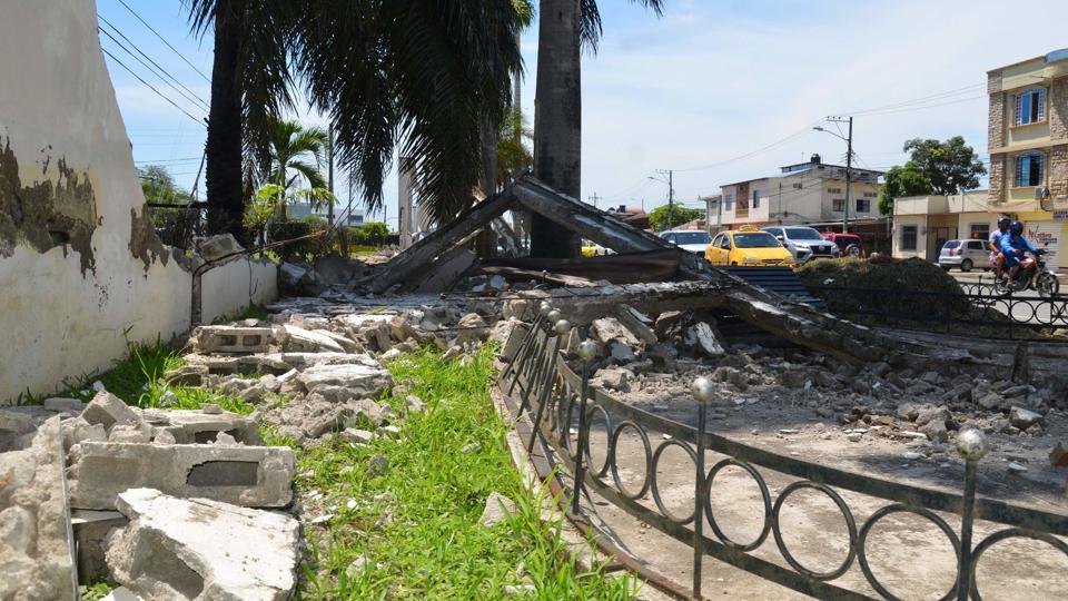 Et jordskælv, som er målt til en styrke på 6,8, har ramt det sydlige Ecuador og nordlige Peru lørdag. Her ses skader i byen Machala i Ecuador. <i>Gleen Suarez/Ritzau Scanpix</i>