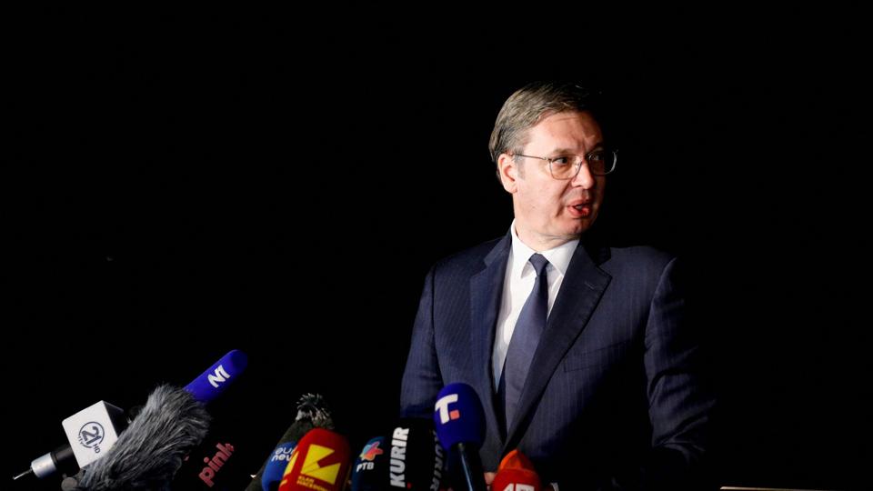 Serbiens præsident, Aleksandar Vucic, talte sent lørdag aften til den fremmødte presse i Ohrid, efter at Kosovo og Serbien har indgået en foreløbig aftale om en normalisering af forholdet mellem de to lande. <i>Ognen Teofilovski/Reuters</i>