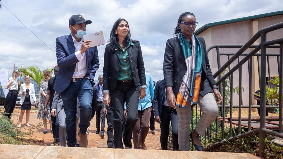 Den britiske indenrigsminister, Suella Braverman (i midten), var lørdag i Kigali for at se på boliger til migranter fra Storbritannien. <i>Stringer/Reuters</i>