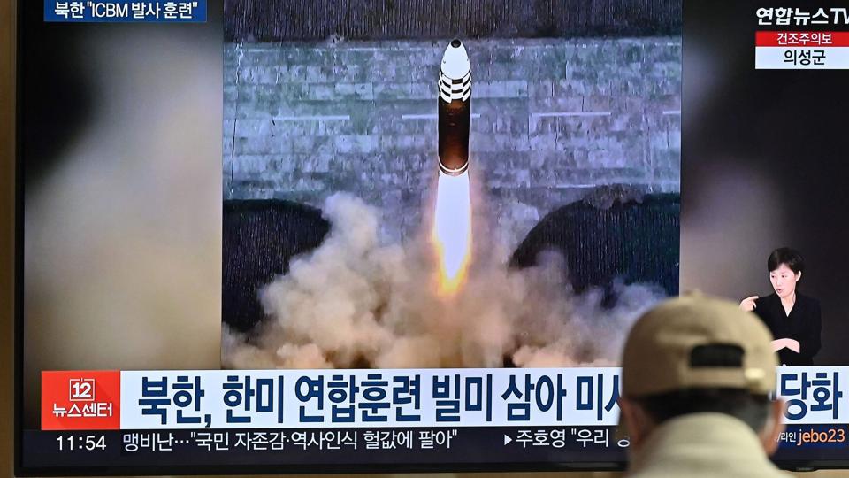 Torsdag affyrede Nordkorea et interkontinentalt ballistisk missil. På billedet ses en mand overvære affyringen på en tv-skærm på en togstation i Sydkoreas hovedstad, Seoul. <i>Jung Yeon-Je/Ritzau Scanpix</i>
