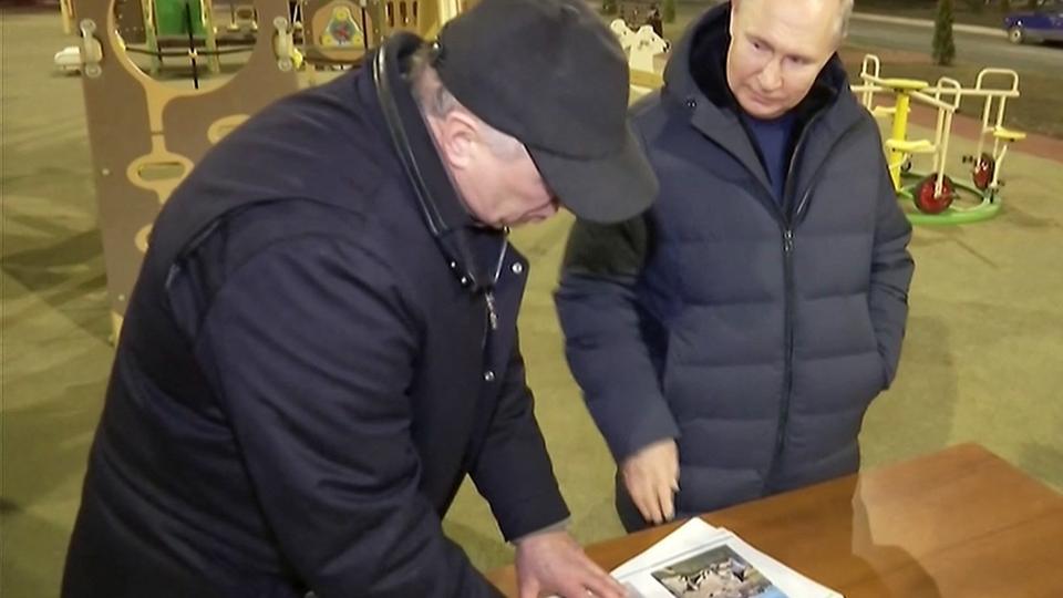 Den russiske tv-station Russian VGTRK viste søndag optagelser af Putin på besøg i den russisk besatte havneby Mariupol i det sydøstlige Ukraine. <i>-/Ritzau Scanpix</i>