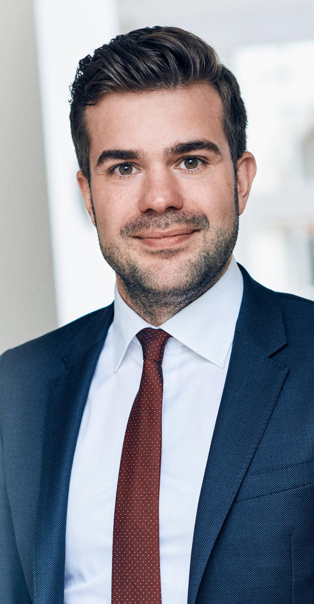 - Omstillingen til el er afgørende for at mindske Danmarks samlede CO2-udledning, siger Mads Rørvig, adm. direktør for De Danske Bilimportører. - Omstillingen til el er afgørende for at mindske Danmarks samlede CO2-udledning, siger Mads Rørvig, adm. direktør for De Danske Bilimportører.