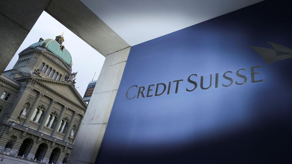 Credit Suisses logo ses foran det schweiziske parlament i Bern. Ifølge Financial Times har UBS fordoblet sit bud på den kriseramte bank til godt to milliarder dollar. <i>Denis Balibouse/Reuters</i>