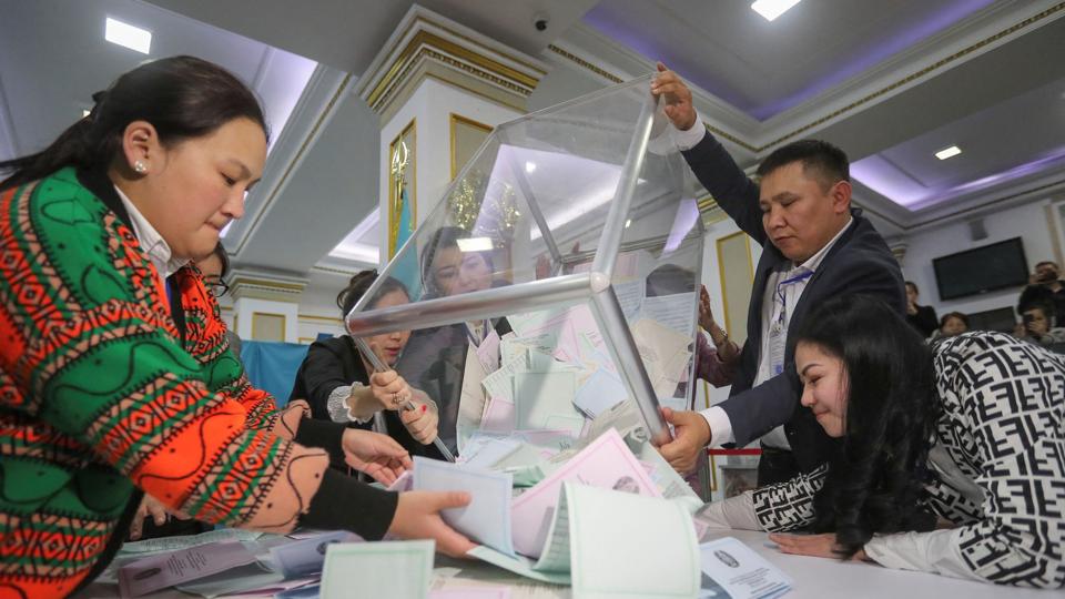 Stemmer tælles op i Kasakhstans største by, Almaty, efter søndagens parlamentsvalg. Ifølge politiske analytikere skal valget give indtryk af "modernisering", men ventes ikke at ændre det store på magtbalancen - for oppositionen og mange uafhængige kandidater kan fortsat ikke stille op. <i>Pavel Mikheyev/Reuters</i>
