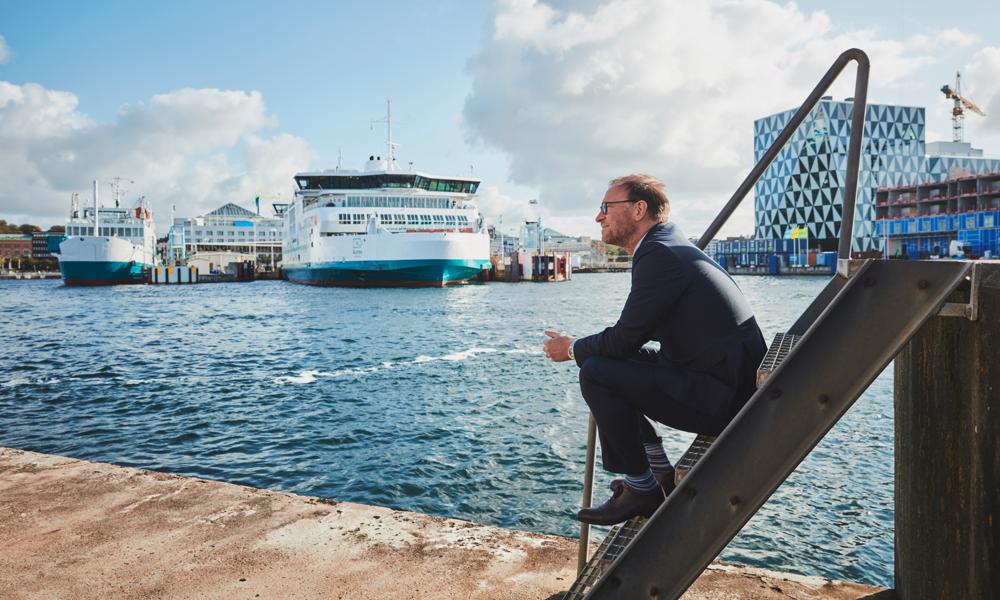 Mens vi rammes af afgifter, er vores håb, at politikerne husker deres løfte om hjælp til den omstilling gennem de grønne støttepuljer, siger Kristian Durhuus, CEO, Molslinjen. Mens vi rammes af afgifter, er vores håb, at politikerne husker deres løfte om hjælp til den omstilling gennem de grønne støttepuljer, siger Kristian Durhuus, CEO, Molslinjen.