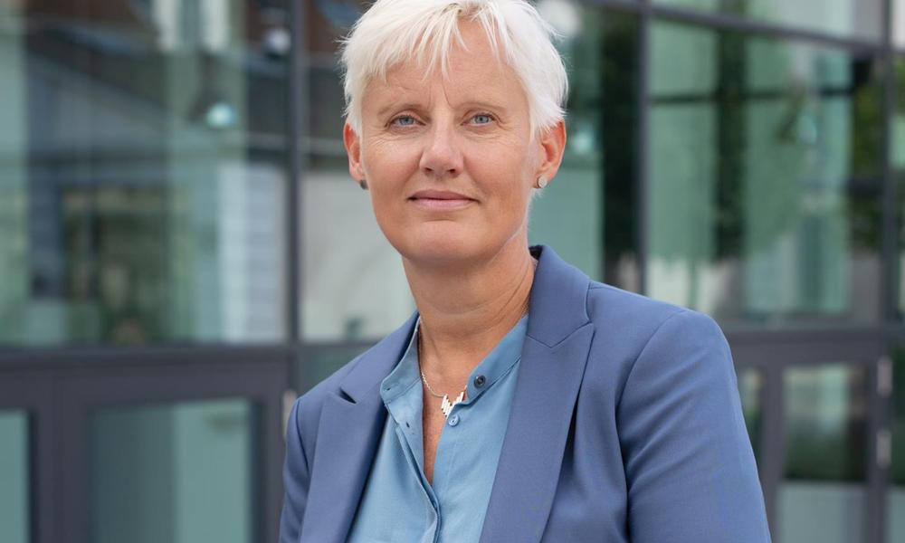 - Vi vil selvfølgelig arbejde for en lempelig implementering, så vi fortsat kan udvikle de danske havne konkurrencedygtigt, siger Tine Kirk Pedersen, adm. direktør i Danske Havne. - Vi vil selvfølgelig arbejde for en lempelig implementering, så vi fortsat kan udvikle de danske havne konkurrencedygtigt, siger Tine Kirk Pedersen, adm. direktør i Danske Havne.