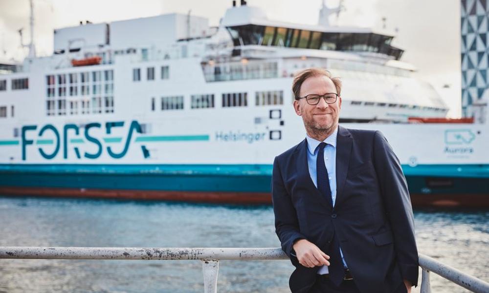 Det var en stolt færgedirektør, Kristian Durhuus, som i 2018 kunne præsentere det spritnye navn til rederiet HH Ferries. Det nye navn var ForSea. Men det skulle vise sig at blive en kort fornøjelse. Det var en stolt færgedirektør, Kristian Durhuus, som i 2018 kunne præsentere det spritnye navn til rederiet HH Ferries. Det nye navn var ForSea. Men det skulle vise sig at blive en kort fornøjelse.