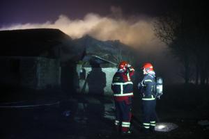 Voldsom brand: Ilden stod op fra taget på gård
