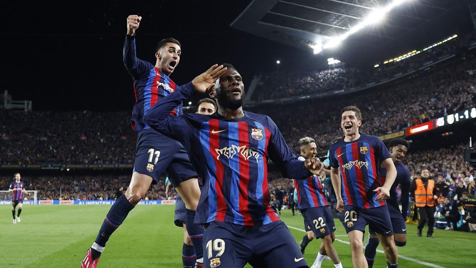 Franck Kessie fejrer sejrsmålet, der blev scoret i overtiden. Sejren betyder, at Barcelona har et forspring på 12 point til Real Madrid på andenpladsen. <i>Juan Medina/Reuters</i>