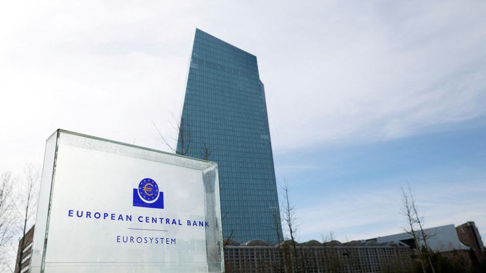 Den Europæiske Centralbank (ECB) er en af de centralbanker, som søndag har indgået en aftale med den amerikanske centralbank om at kunne yde likviditetsstøtte til skrantende banker. (Arkivfoto). <i>Heiko Becker/Reuters</i>