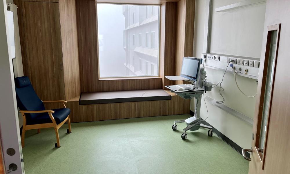Patientstue med sovesofa og eget toilet og bad på det nye Sjællands Universitetshospital (SUH) i Køge.