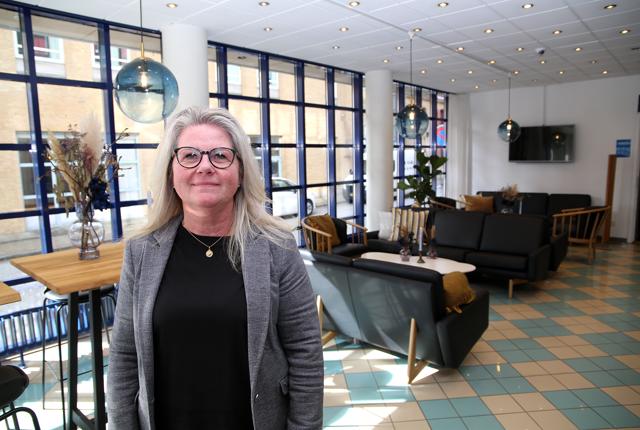 Hotelleder Gitte Vanggaard i Hotel Frederikshavns hyggelige lobby.