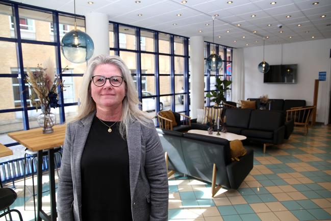 Hotelleder Gitte Vanggaard i Hotel Frederikshavns hyggelige lobby.