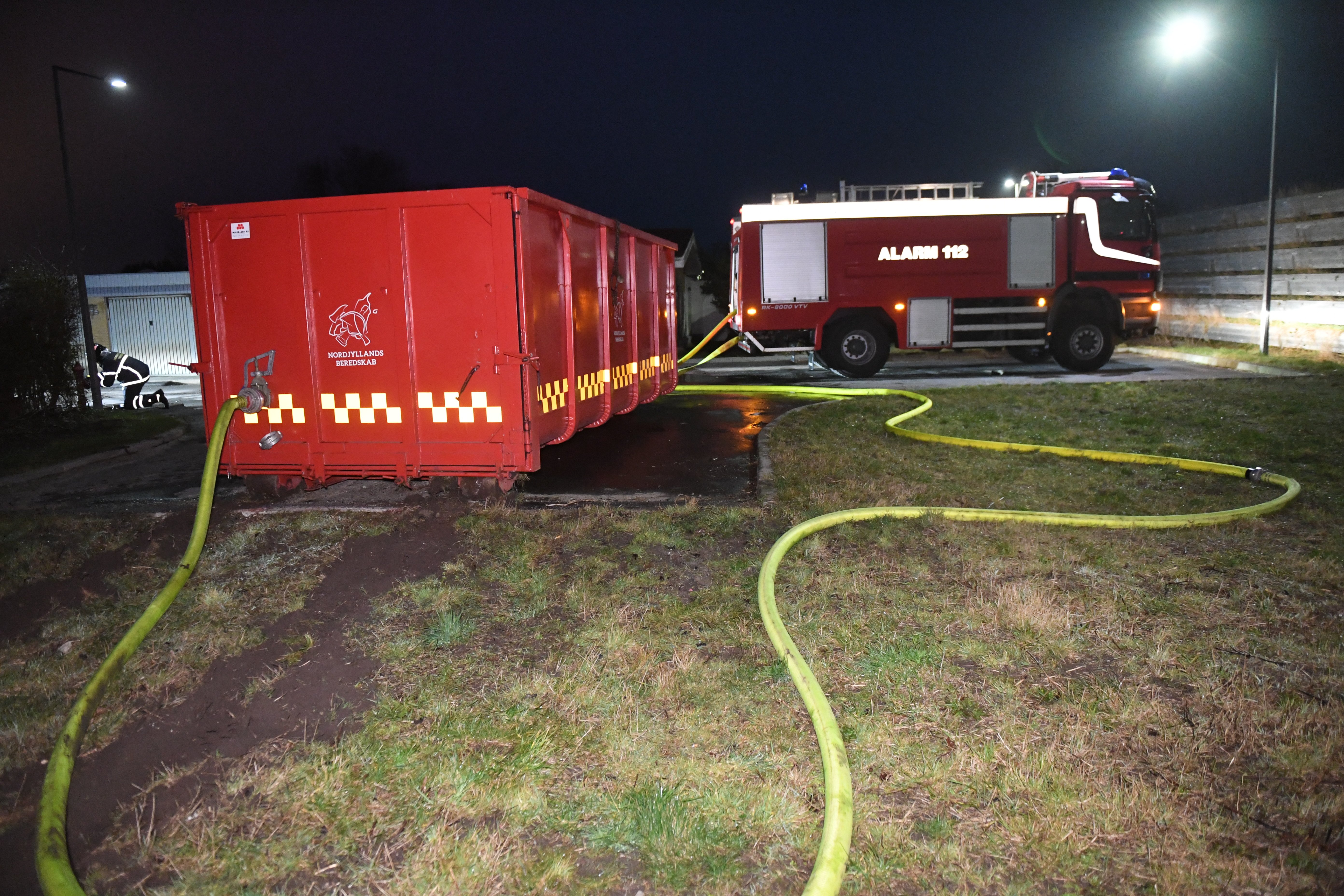 Three cars on fire - a hybrid car had to be in the container