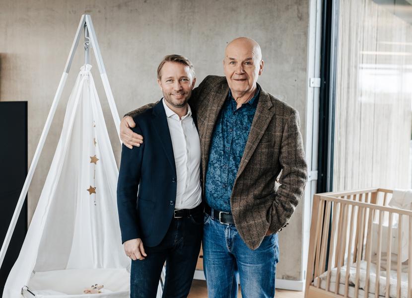 Efter 25 år overlod stifter Stig Leander (th) i 2023 sit livsværk til Michael Mendgaard-Holm, der er ny adm. direktør i børnemøbelvirksomheden. Efter 25 år overlod stifter Stig Leander (th) i 2023 sit livsværk til Michael Mendgaard-Holm, der er ny adm. direktør i børnemøbelvirksomheden.