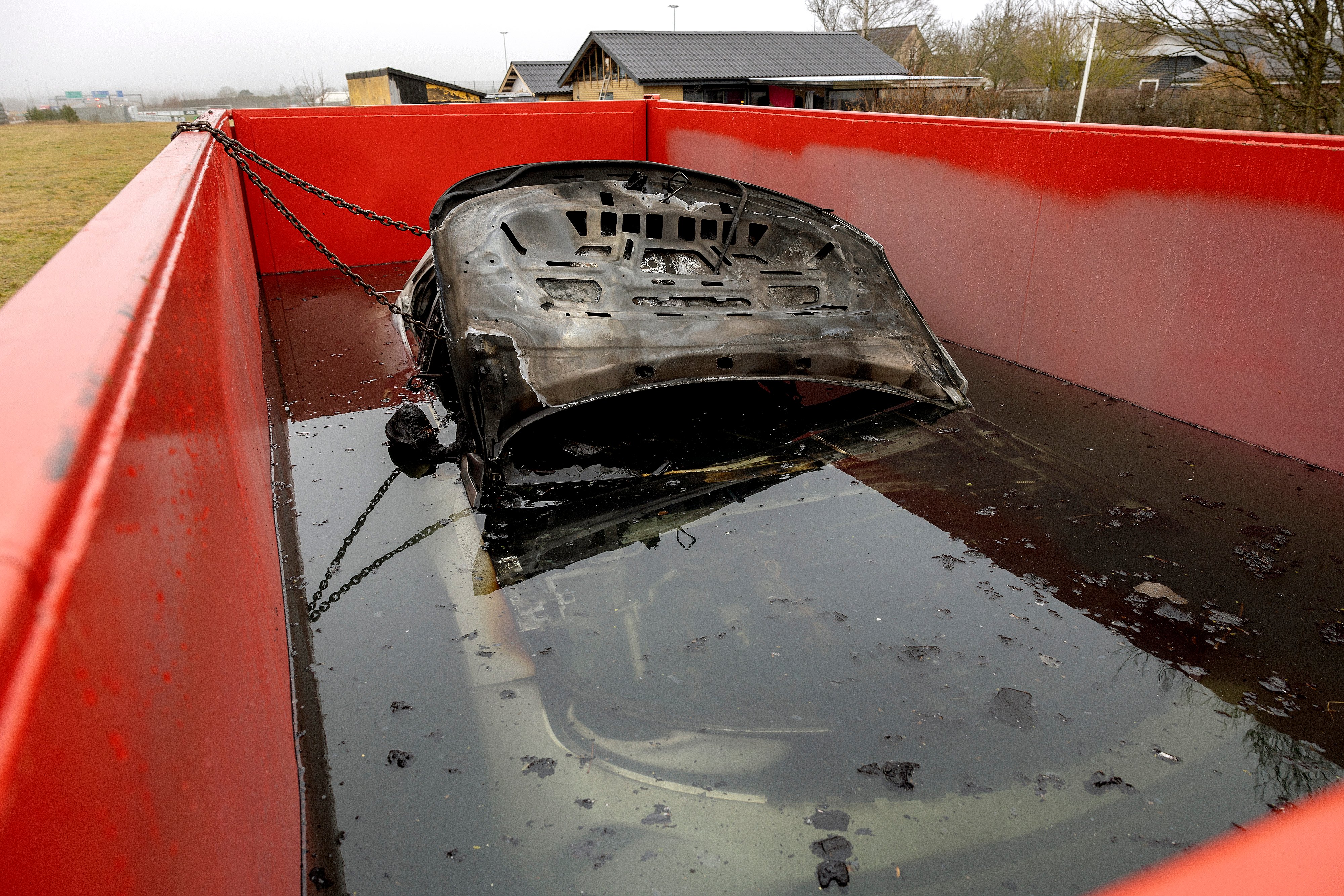 Brændende elbil sænket i vand: Sådan bliver vandet håndteret