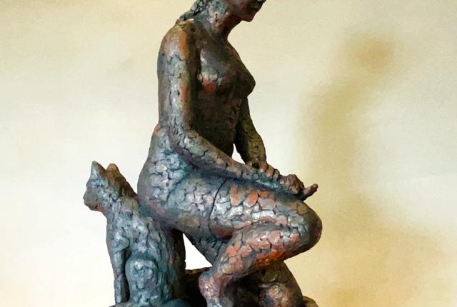 Bodil Dam udstiller bronze- og stenskulpturer.