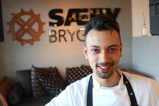 Restauratør Tobias Vasant Hansen står klar med påskemiddage på Sæby Bryghus.