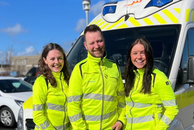 Laura Gam Skjødt (til venstre) og Nicki Munk Landbo (i midten) er nye ambulancebehandlerelever hos PreMed i Thisted. <i>Privatfoto.</i>