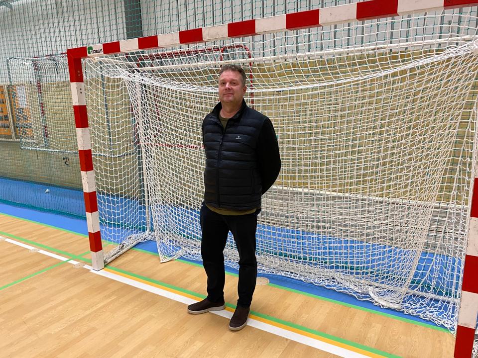 Michael Høyer Samuel er medlem af bestyrelsen for håndboldklubben, som kan ende med opløsning. <i>Foto: Skaga FM</i>