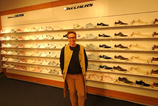 Den nye butikschef i Zjoos i Hirtshals står ved afdelingen med Skechers fodtøj. - Hirtshals er en af de største sælgere af Skechers' fodtøj i Danmark, siger Jens Jacob.