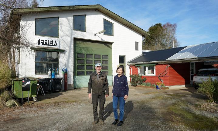 Gunver og Kaj Olesen foran maskinfabrikken i Agersted. Den har 100-års jubilæum samtidig med, at Kaj kan fejre 50-års jubilæum.