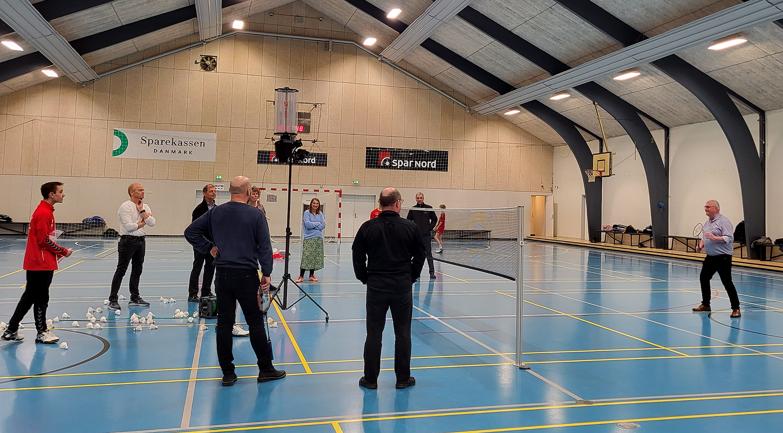 Per Andersen, afdelingsleder i Sparekassen Danmark Arden, har tidligere spillet badminton og var hurtig til at gribe en ketcher og stå for skud.