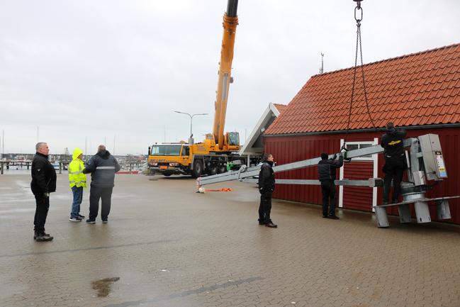 DK Cranes klargør mastekranen til flytning fra parkeringspladsen til havnekajen foran havnekontoret.