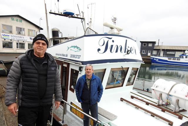 Anders Lund er gået på land og har solgt Tinker til den nye ejer, som står på skibet og bærer navnet David  Sveinsson.