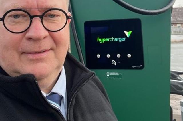 Varehuschef hos Føtex i Brønderslev, Kim Phänner, er glad for at have byens første lynladere på sin parkeringsplads.