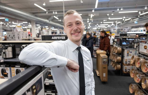 Jonas Sørensen er ny varehus-chef i Power - han kommer fra et job som operationel leder i portalen Just Eat. <i>Foto: Bente Poder</i>