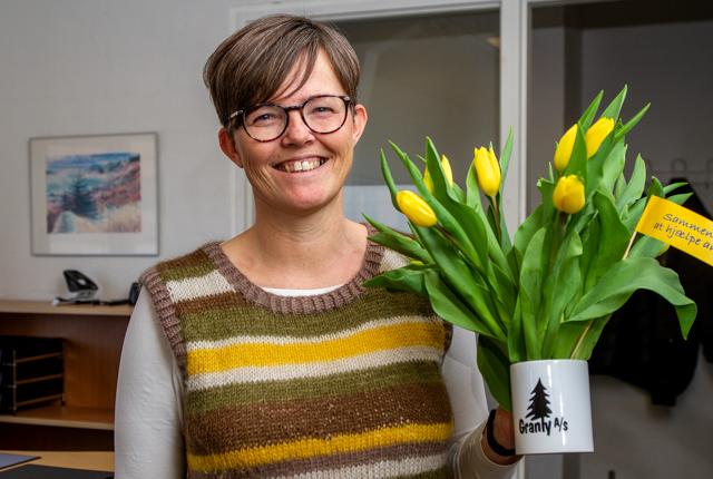 Bogholder Pia Jespersen i tømrer- og entreprenørfirmaet Granly var sidste år en af de mange, der gav 100 kroner for en buket tulipaner fra Vesterhavsfruerne – den lokale kvindeafdeling af Lions Club.