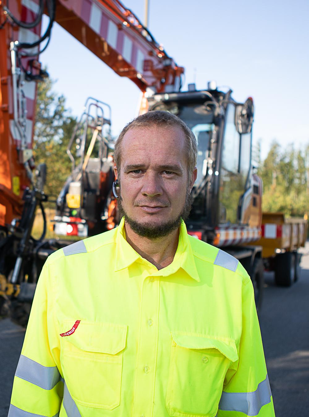 Jakob Nielsen, ejer af Lendum Entreprenør & Kloak er glad for sin nye effektive hjulgraver. Foto: Henrik Risager Jakob Nielsen, ejer af Lendum Entreprenør & Kloak er glad for sin nye effektive hjulgraver. Foto: Henrik Risager