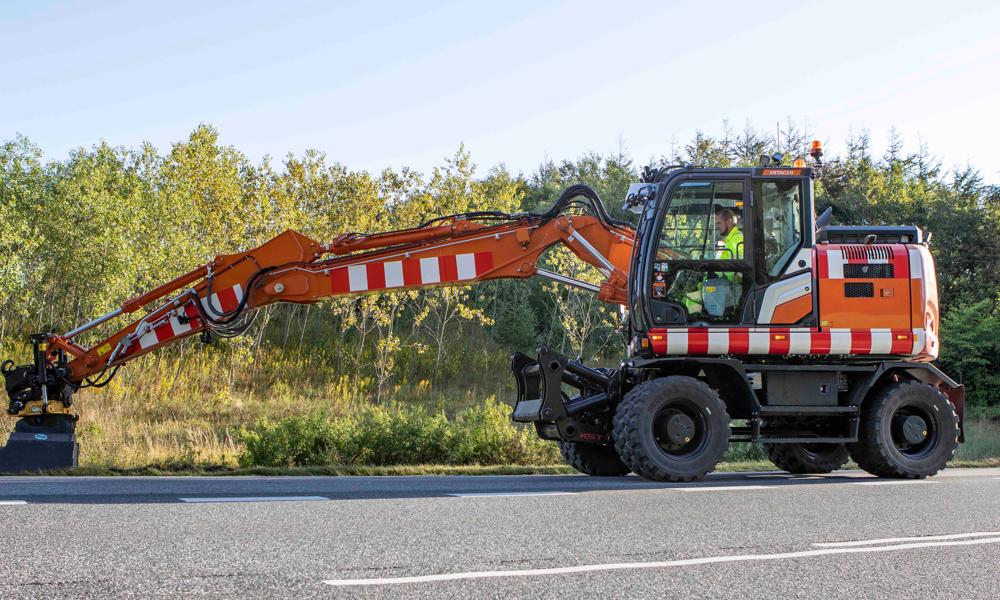 Hitachi-hjulgraveren følges tæt af importøren, H.P. Entreprenørmaskiner, så der også er styr på driften af maskinen. Foto: Henrik Risager. Hitachi-hjulgraveren følges tæt af importøren, H.P. Entreprenørmaskiner, så der også er styr på driften af maskinen. Foto: Henrik Risager.