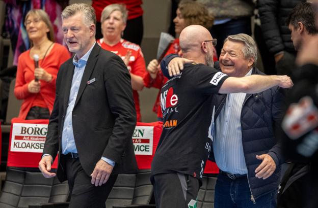 Aalborg Håndbold-træner Stefan Madsen var en meget tilfreds mand efter lørdagens sikre sejr. Her fejrer han de to point med bestyrelsesformand Eigild B. Christensen. <i>Foto: Martél Andersen</i>