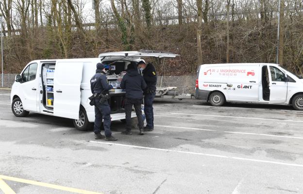 Den stjålne Mercedes Vito med trailer blev fundet efterladt ved parkeringspladsen hos Th Hansen. Men de dyrebare minilæssere er pist-væk. <i>Foto: Jan Pedersen</i>