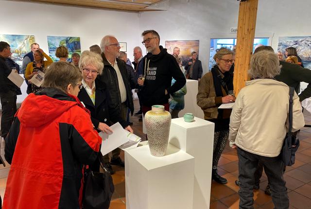 Flere hundrede mødte op, da Dronninglund Kunstcenter tog hul på sæsonen med årets påskeudstilling.