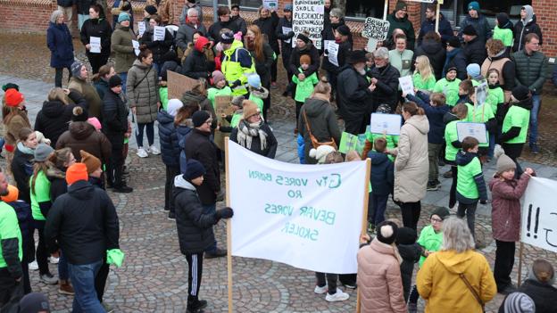 Massivt fremmøde fra skolerne og bannere med klare budskaber om at bevare de små skoler mødte politikerne da de kom til mødet. <i>Foto: Bo Lehm</i>